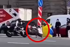 「蹲馬路上」幫好友拍攝重機　女攝影師遭猛撞噴飛！女兒目睹全程