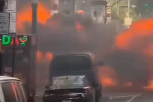 汽車突爆炸起火 路人尖叫逃命 汽車突爆炸起火 路人尖叫逃命