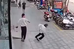 阿嬤街上走路　突被男子揮拳重擊倒地