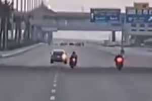 汽車突變換車道　2重機撞成巨大火球