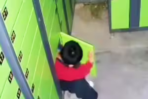 男童貪玩爬進包裹櫃 同伴失手關門慘了 男童貪玩爬進包裹櫃 同伴失手關門慘了