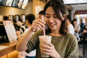 台人買手搖「拿吸管1舉動」嚇壞日本店員！網秒懂笑了：很嚇人