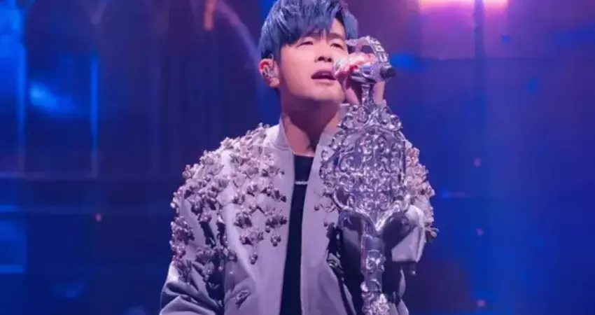 演唱會遭人篡位！周杰倫無預警被送下台