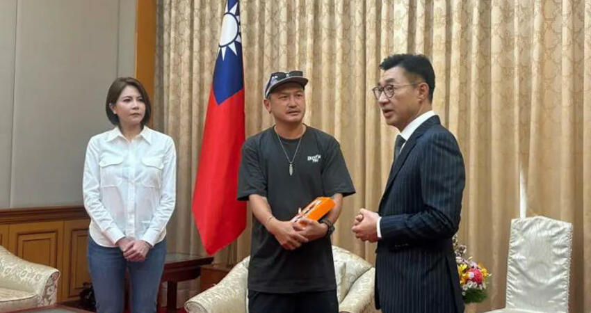 陳菁徽帶KID到立法院洗頭 兩人真實關係曝