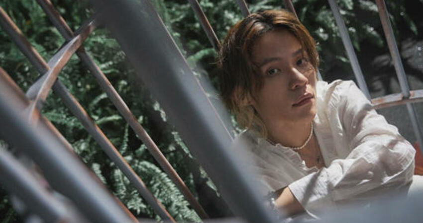 磅礡大雨！男星遭關鳥籠一整夜 被四處拖行悽慘模樣曝光