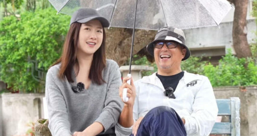 王偉忠罕見曬女！ 與王羚同框挽手漫步 父愛模樣爆棚：好開心