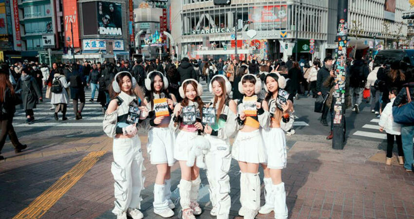 babyMINT快閃澀谷十字路口發傳單 被路人搭訕求合照