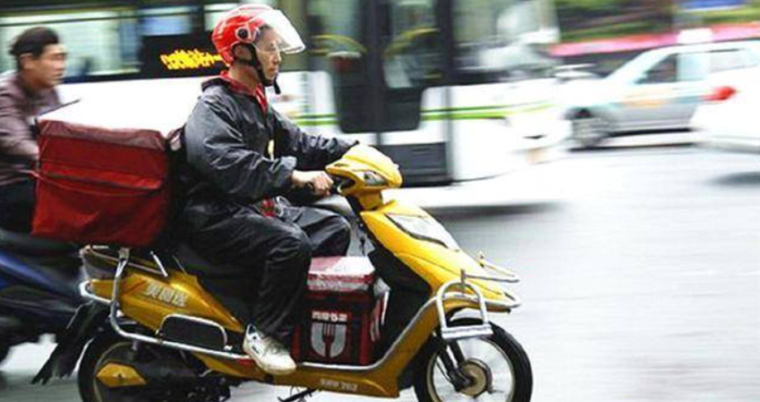 送外賣出車禍「撞上名車」！被索賠百萬　他摘下安全帽「車主卻嚇到跪下」