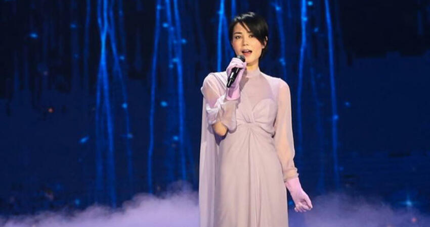 王菲隔7年登春晚淚崩！遭爆爸媽哥都往生成「孤兒」粉絲不滿炸鍋