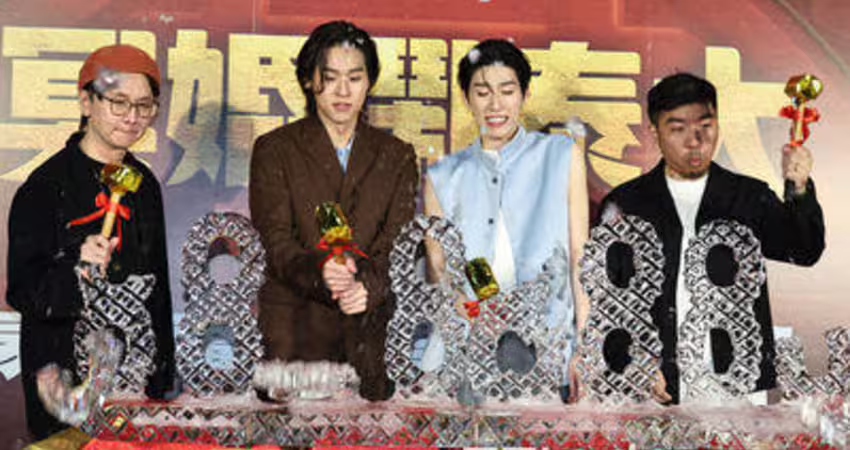 Billkin敲冰太用力！冰塊飛向攝影師 泰國男神雙手合十道歉狂喊：對不起
