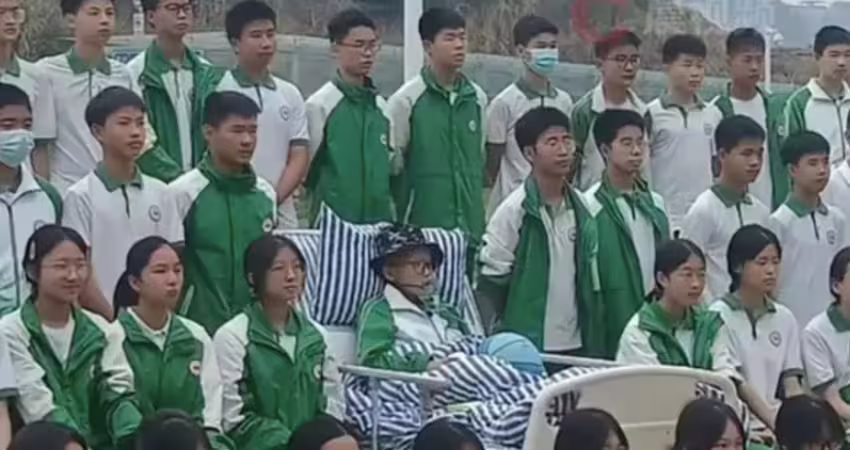 15歲少年罹癌「想和同學一起畢業」！全班「徒步2公里」到醫院拍畢業照　圓夢隔日安詳走了