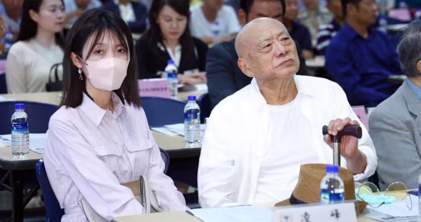 專訪》80歲凌峰撒嬌喊嫩妻「媽媽」 腦內仍藏血塊新近況曝光