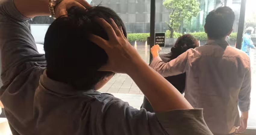 女友劈腿已婚經理「他比較有能力」轉頭上豪車！他氣炸全場卻不挺