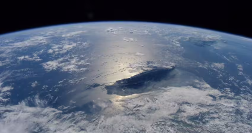 「護國神山」太空視角曝光！萬人感動驚呼：難怪颱風都被斬爛