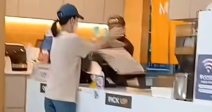 想續杯被拒！女子「狂毆店員」砸收銀機　影片瘋傳網氣炸