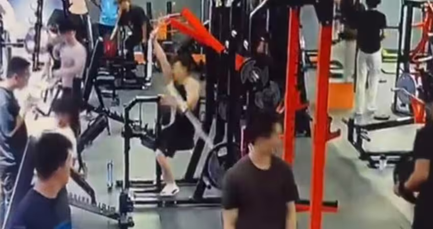 健身房恐怖失誤　男子頭部遭重擊