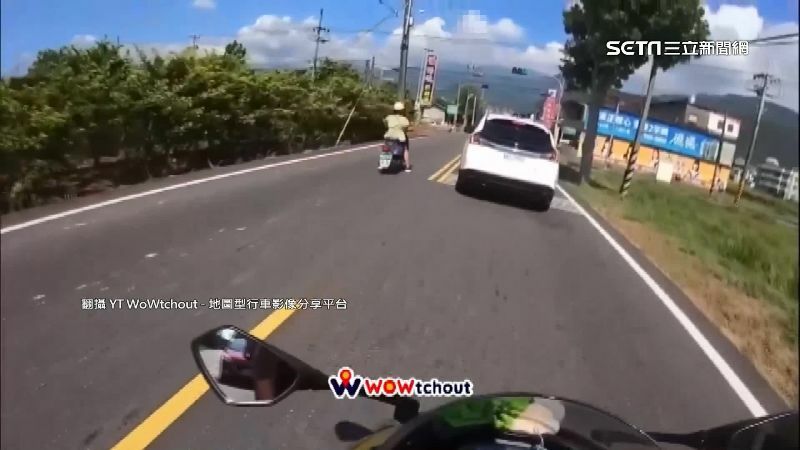 喝醉的婦人逆向騎在對向車道。（圖／翻攝自YT WoWtchout-地圖型行車影像分享平台）