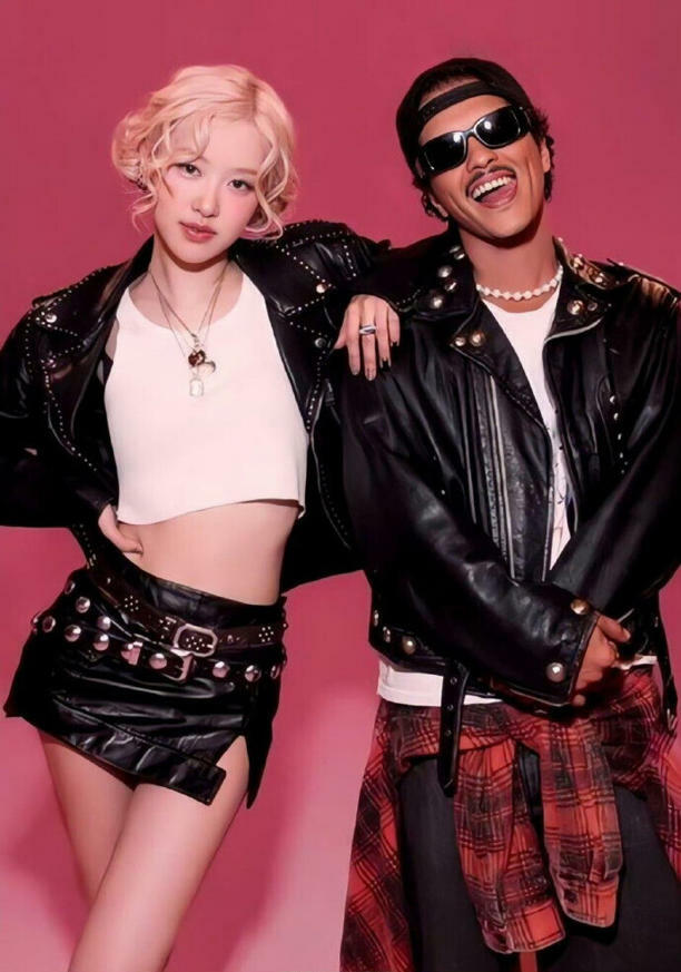 Rosé、Bruno Mars〈APT.〉MV幕後花絮曝光！MV「親吻臉頰」名場面竟是Bruno Mars提議！