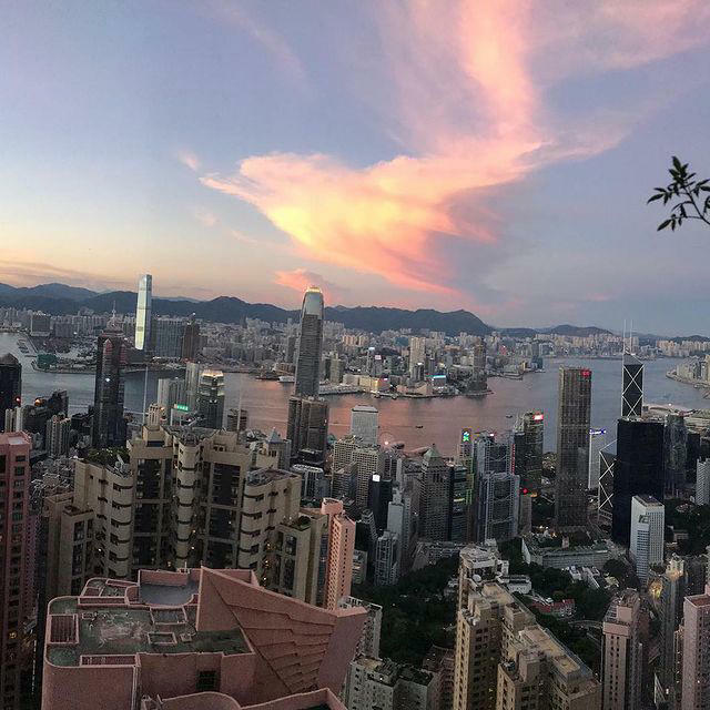 ▲▼關之琳家能180度一覽維多利亞港海景。(圖/關之琳IG) ▲▼關之琳家能180度一覽維多利亞港海景。(圖/關之琳IG)