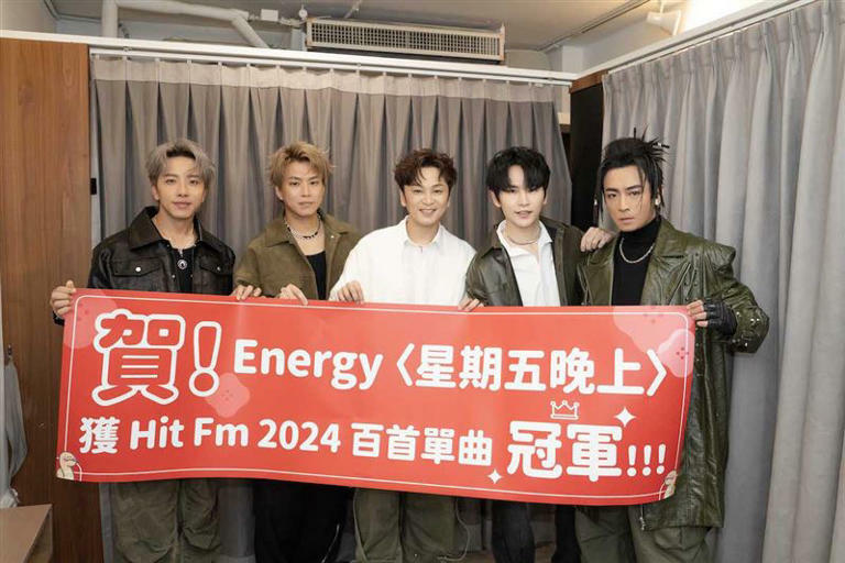 Energy收下慶賀紅布條並吐露心情。（圖／Hit Fm聯播提供）