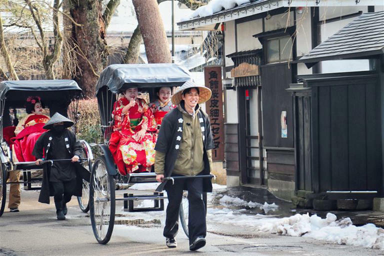 鍾欣凌搭乘人力車憂車伕抽中籤王，風田開玩笑：要付兩個人的費用（圖／桂田文化藝術基金會、桂田文創提供）