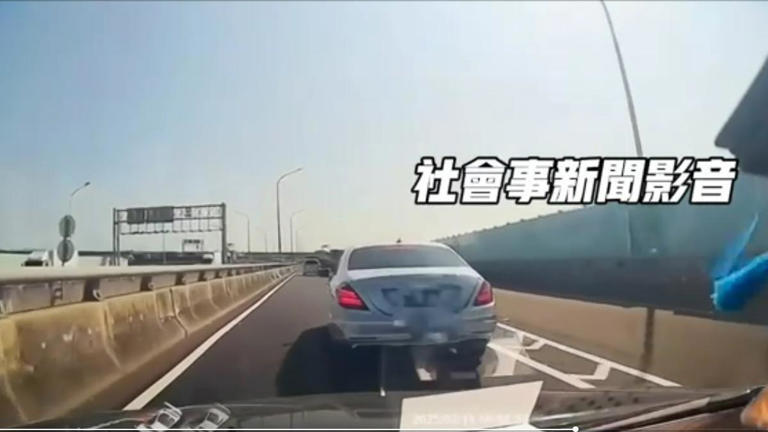 賓士車疑似走錯路急煞，導致後車閃避不及追撞。（圖／翻攝社會事新聞影音）