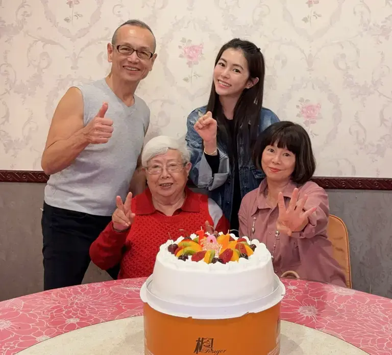 任容萱和爸媽一起慶祝外婆104歲。（任容萱臉書）