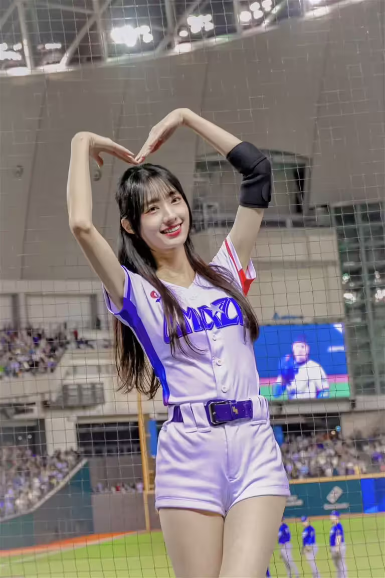 樂天女孩嘎琳經典賽應援(圖/翻攝自嘎琳IG) 樂天女孩嘎琳經典賽應援(圖/翻攝自嘎琳IG)