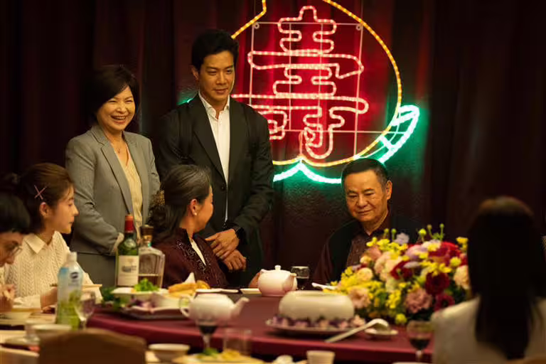 飾演資深立委的楊貴媚（左起）帶著欲進入政壇的兒子薛仕凌向地方大老賀壽。（圖／CATCHPLAY提供）