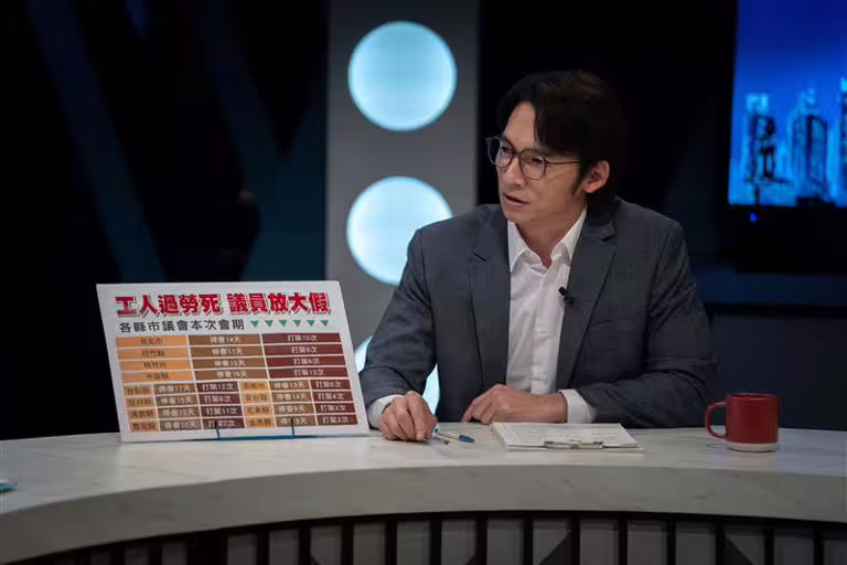 溫昇豪飾演名嘴上政論節目探討社會問題。（圖／CATCHPLAY提供）