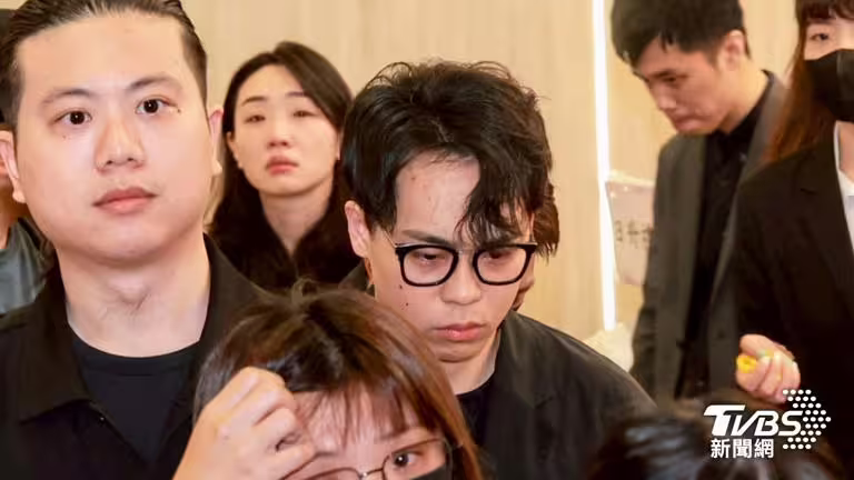 賀瓏現身致意。(圖/趙世平攝) 賀瓏現身致意。(圖/趙世平攝)