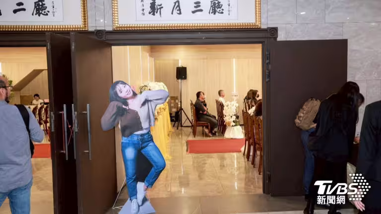 家屬為天殘舉辦告別式。(圖/趙世平攝) 家屬為天殘舉辦告別式。(圖/趙世平攝)