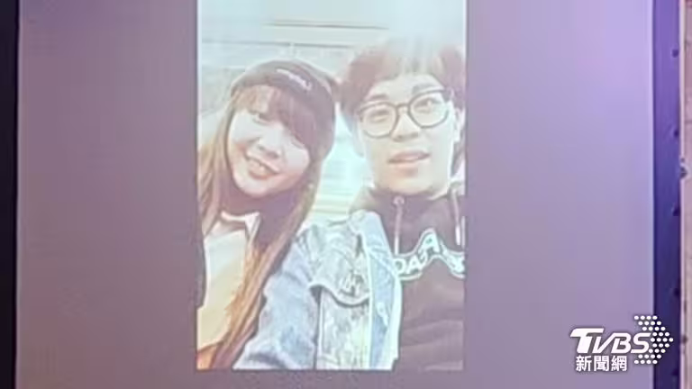 追思影片中出現天殘和賀瓏的照片。(圖/林彥君攝) 追思影片中出現天殘和賀瓏的照片。(圖/林彥君攝)