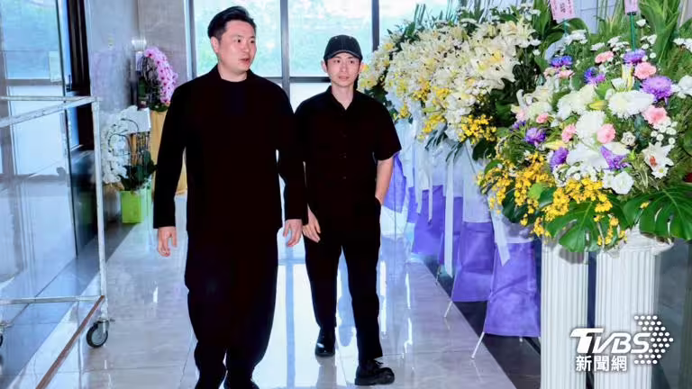 博恩(右)到場致意。(圖/趙世平攝) 博恩(右)到場致意。(圖/趙世平攝)