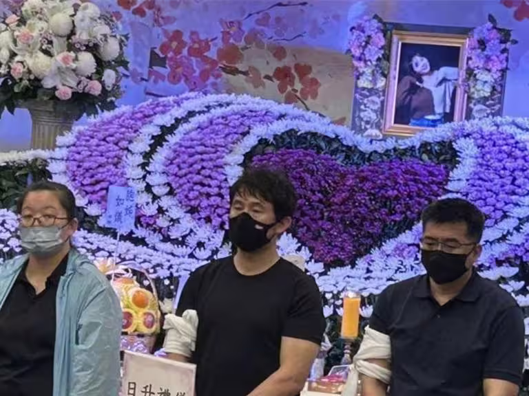 天殘的靈堂照片曝光了。(謝采恩攝) 天殘的靈堂照片曝光了。(謝采恩攝)
