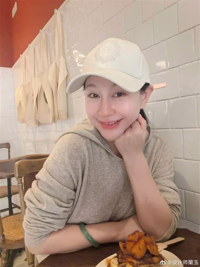 「高定婚紗女王」蘭玉疑似拒接汪小菲與馬筱梅的婚紗設計。(圖/翻攝自蘭玉微博) 「高定婚紗女王」蘭玉疑似拒接汪小菲與馬筱梅的婚紗設計。(圖/翻攝自蘭玉微博)