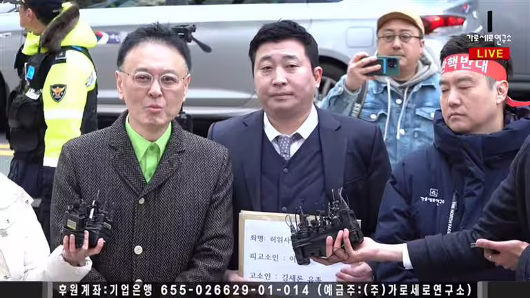 金賽綸遺屬的代表律師(中)跟金世義(右)要開記者會。(圖/翻攝自《橫豎研究所》YouTube) 金賽綸遺屬的代表律師(中)跟金世義(右)要開記者會。(圖/翻攝自《橫豎研究所》YouTube)