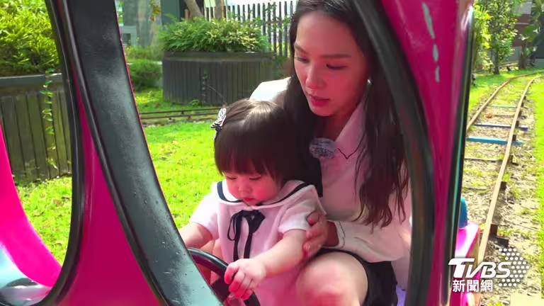 熊熊用心陪伴女兒(圖/TVBS) 熊熊用心陪伴女兒(圖/TVBS)