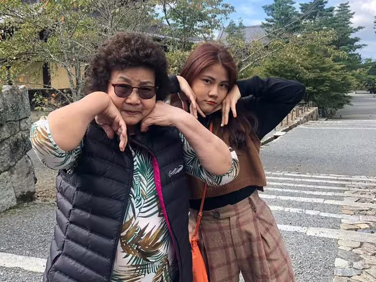 蔡阿嘎、嘎妹90歲阿嬤日前去世。(圖/翻攝自IG @iris.416) 蔡阿嘎、嘎妹90歲阿嬤日前去世。(圖/翻攝自IG @iris.416)