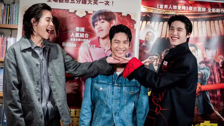 林柏宏(中)驚喜探班泰版《鬼家人》演員BKPP。(圖/金盞花大影業提供) 林柏宏(中)驚喜探班泰版《鬼家人》演員BKPP。(圖/金盞花大影業提供)