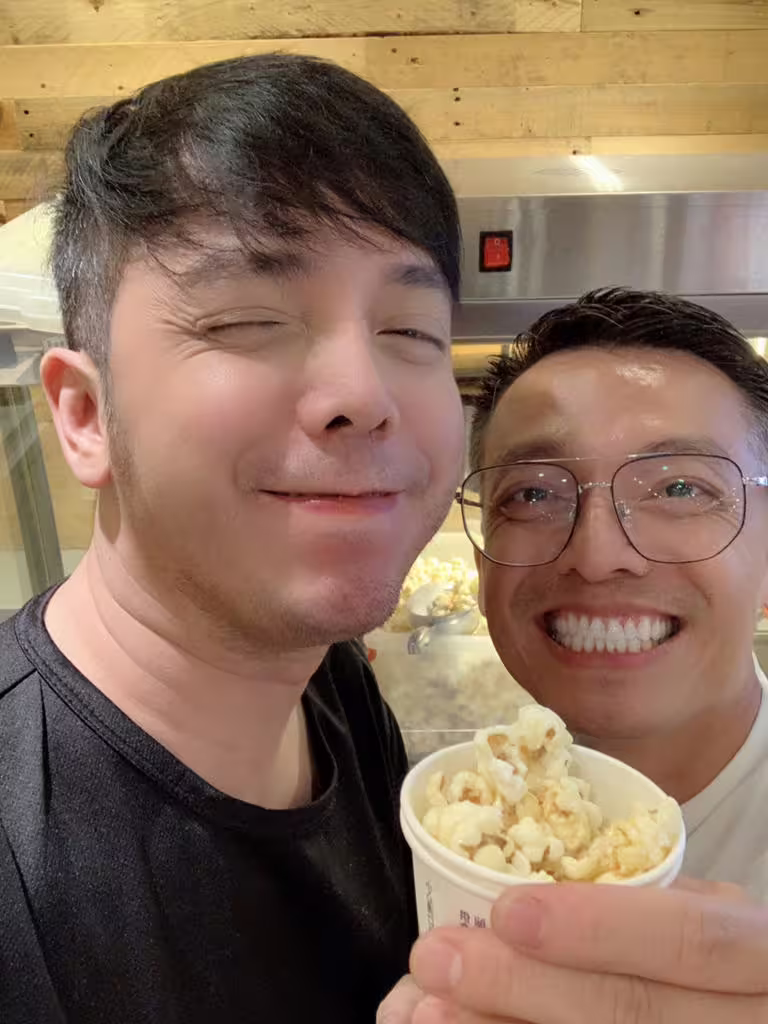 小炳(圖左)、和迷你炳和全家人外出用餐過母親節。(小炳提供) 小炳(圖左)、和迷你炳和全家人外出用餐過母親節。(小炳提供)