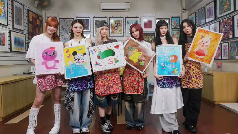 NICO(左起)、許媛媛、毓、XXIN、采甄、AYEON在大馬宣傳時,體驗做染布。(圖/天空娛樂提供) NICO(左起)、許媛媛、毓、XXIN、采甄、AYEON在大馬宣傳時,體驗做染布。(圖/天空娛樂提供)
