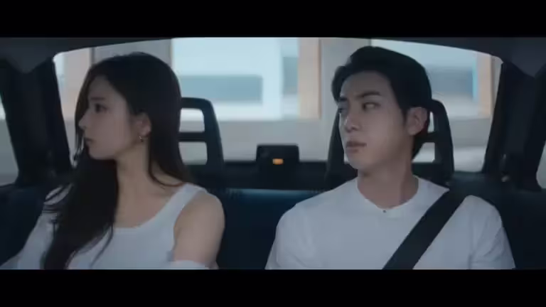 ▲BTS(防彈少年團)成員JIN(金碩珍)的新專輯《Echo》主打歌MV〈Dont Say You Love Me〉找來申世景(左)擔任女主角,共譜沒結果的愛戀。(圖/HYBE LABELS YouTube) ▲BTS(防彈少年團)成員JIN(金碩珍)的新專輯《Echo》主打歌MV〈Dont Say You Love Me〉找來申世景(左)擔任女主角,共譜沒結果的愛戀。(圖/HYBE LABELS YouTube)