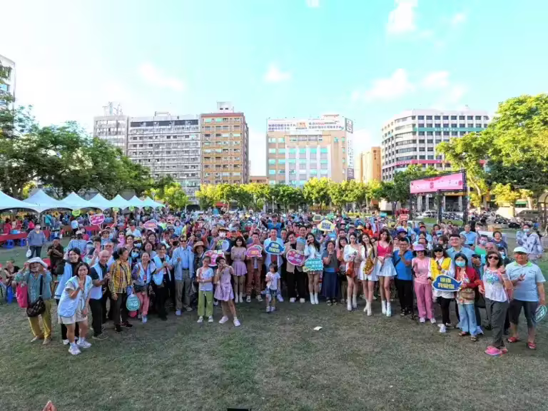 ▲高雄市議員黃文益服務處主辦的「第三屆母愛真偉大-公益親子派對」今(18)日下午於六合公園溫馨登場,吸引近千位親子家庭熱情參與。(圖/市議員黃文益辦公室提供) ▲高雄市議員黃文益服務處主辦的「第三屆母愛真偉大-公益親子派對」今(18)日下午於六合公園溫馨登場,吸引近千位親子家庭熱情參與。(圖/市議員黃文益辦公室提供)