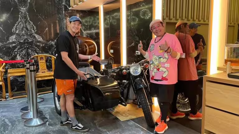 威廉(左)涉嫌閃兵遭切割,未來節目錄影會以許效舜(右)為主。(圖/翻攝自許效舜臉書) 威廉(左)涉嫌閃兵遭切割,未來節目錄影會以許效舜(右)為主。(圖/翻攝自許效舜臉書)
