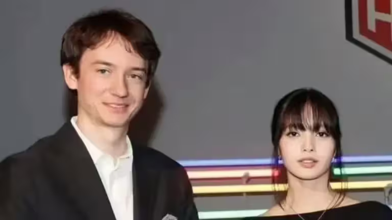 ▲有粉絲在網路上分享自己巧遇Lisa(右)與LV三公子(左)在西西里島約會,2人甜蜜互動馬上就登上熱搜,讓不少粉絲驚訝表示:「外國人也過520?」(圖/翻攝自微博) ▲有粉絲在網路上分享自己巧遇Lisa(右)與LV三公子(左)在西西里島約會,2人甜蜜互動馬上就登上熱搜,讓不少粉絲驚訝表示:「外國人也過520?」(圖/翻攝自微博)
