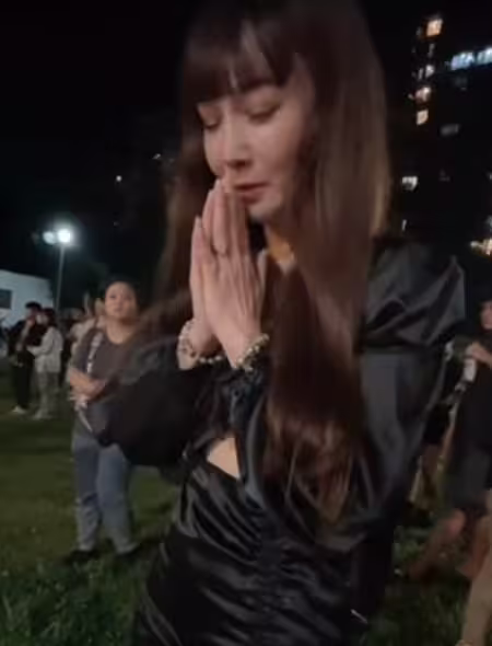 胡文英在三峽車禍現場拍片挨轟。(胡文英IG) 胡文英在三峽車禍現場拍片挨轟。(胡文英IG)