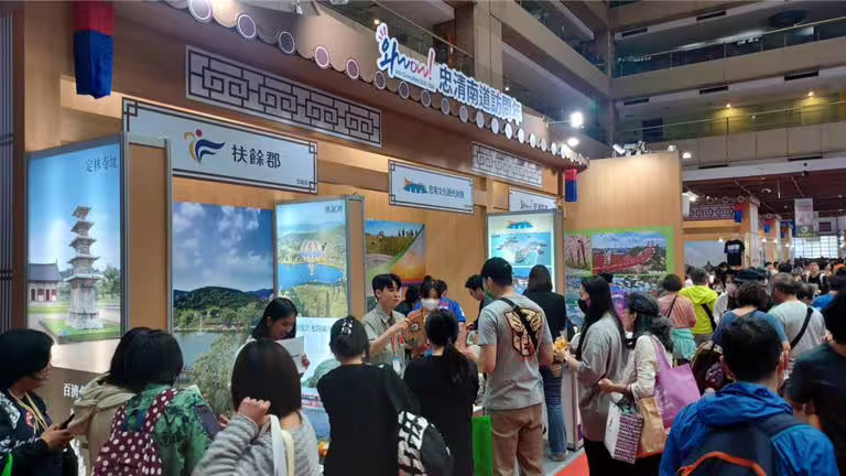 「第一屆韓國旅遊博覽會」,集結南韓超過60個行政區與城市參展,包括首爾、江原道、光州、慶尚北道等,內容涵蓋醫療觀光、文化體驗與特色旅遊。 (陳韻萍攝) 「第一屆韓國旅遊博覽會」,集結南韓超過60個行政區與城市參展,包括首爾、江原道、光州、慶尚北道等,內容涵蓋醫療觀光、文化體驗與特色旅遊。 (陳韻萍攝)