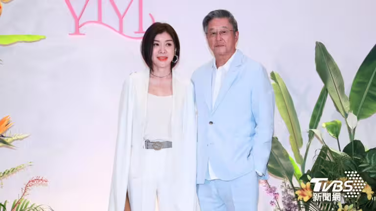 王偉忠和老婆出席婚禮。(圖/趙世平攝) 王偉忠和老婆出席婚禮。(圖/趙世平攝)