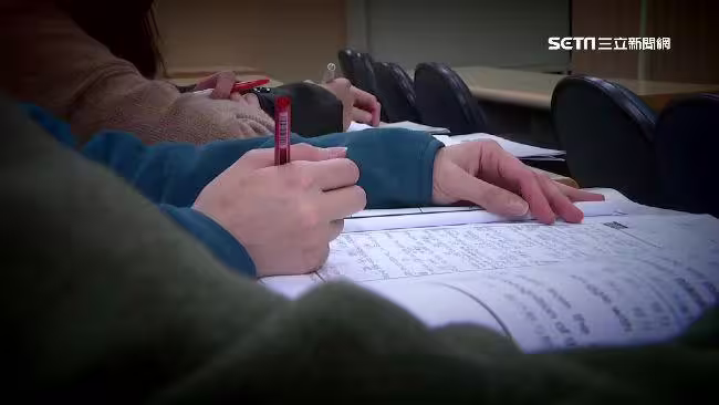 許姓補習班老師強吻國三女學生遭判1年8月徒刑。(示意圖,非當事人/資料照) 許姓補習班老師強吻國三女學生遭判1年8月徒刑。(示意圖,非當事人/資料照)